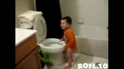 На детето просто много му харесва тоалетната 
