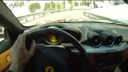 Така се шофира в планината с Ferrari !