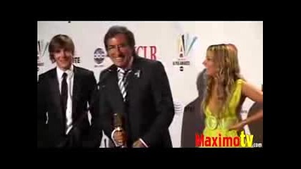 Zac Efron & Ashley Tisdale at The 2008 Alma Awards Press Room.flv