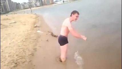 Луд руснак на плаж!
