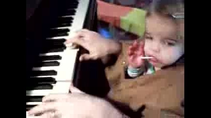 2 Годишно Дете ,, Свири  На Пиано