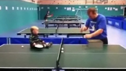 Бебе играе тенис на маса
