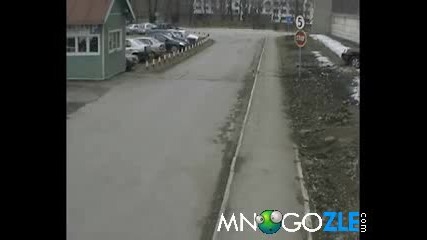 Жена обърква педалите