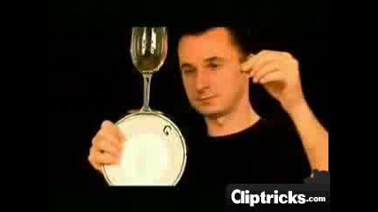 Как да балансирате стъклена чаша на ръба на чиния 