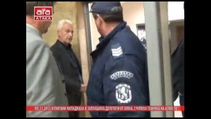 Пияни протестиращи заляха Десислав Чуколов с вино и счупиха микрофон на Алфа