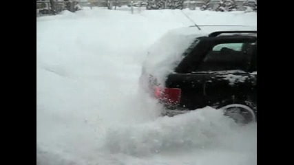 Audi 80 B4 2.6 V6 quattro си прави път в снега