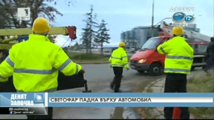 Светофар в столицата падна върху автомобил