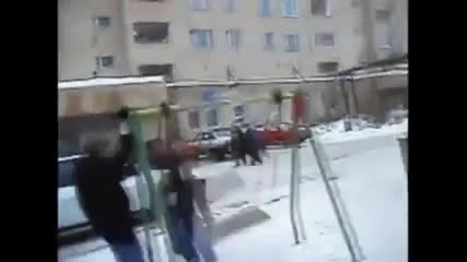 Момче от Русия се върти на 360 градуса с люлка
