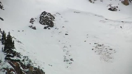 Сноубордист оцеля след лавина