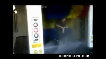 мъж си взема душ в автомивка