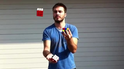 Кубче рубик докато жонглира!