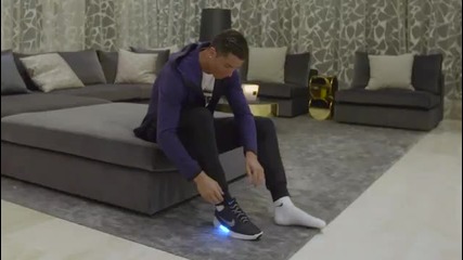 Роналдо с уникални обувки, завързват се сами!