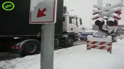 Subaru Impreza Wrx Sti изтегля камион от снега 