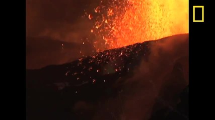 Вулканът Изригва: Реки от Лава се Вливат