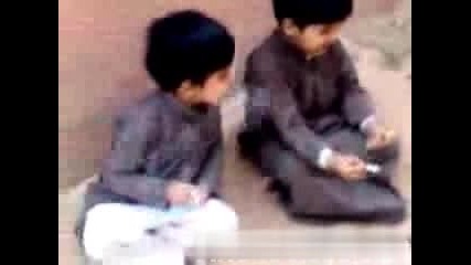 Потресаващо видео две малки момченца пушат