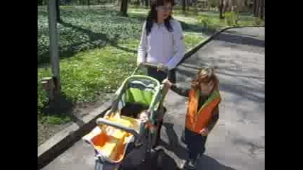Сами И Мама На Разходка В Парка