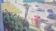 СВОБОДЕН ПОЛЕТ: Бурен вятър отнесе мъж, поправящ сенник пред магазин