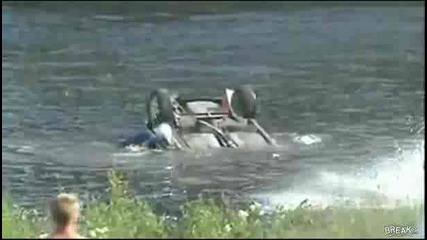 Автомобилен състезател се забива в езеро!