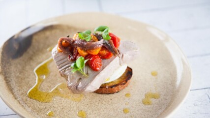 Сандвич с поширана в зехтин риба тон, печени домати и моцарела | Лука Чиано | 24Kitchen Bulgaria