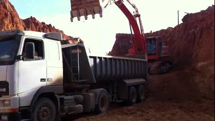 Doosan Dx-520-lc loading Volvo Fh12 380