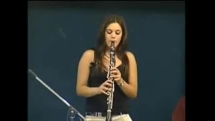 Момиче което свири на кларинет 