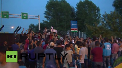 Сърбия: Бежанци молят Меркел за помощ на унгарската граница