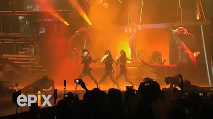 Част от песента Gimme More от турнето Femme Fatale на Бритни Спиърс