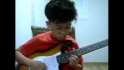 12 годишно хлапе свири на китара