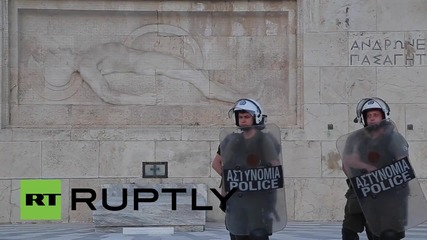 Протестиращи в Атина: "Сириза, не подписвай!"