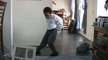 Малко дете танцува като Michael Jackson