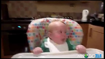 Бебе се смее на баща си.