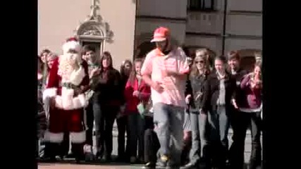 Дядо Коледа танцува 