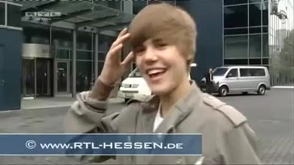 Justin Bieber яко си праска главата във вратата