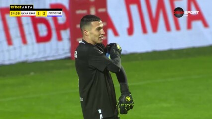 Пламен Андреев скри топката на Александър Колев