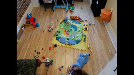 Бебе Си Играе с играчките на Забързан кадър