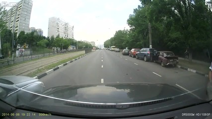 Откачалка кара по Булеварда със 100 км.ч и блъска жигула