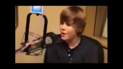 Смях! Justin Bieber се опитва да говори немски 