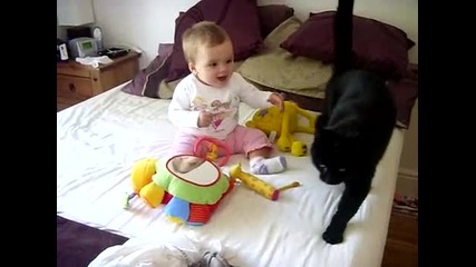 Дребнаво коте и сладко бебче