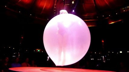 Изумително! Танцьорка танцува във балон!