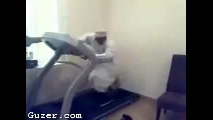 Арабин върху пътечка