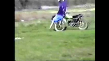 Дебела жена пада от мотор