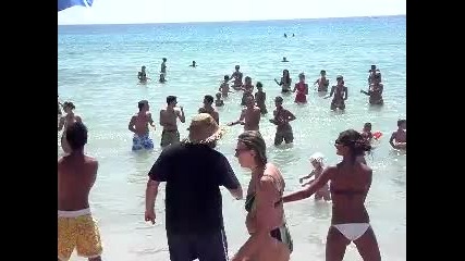 Хора танцуват на плажа !