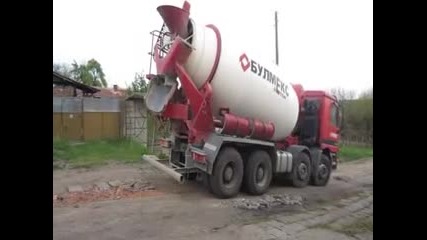 Камион Мерцедес Акрьос с миксер прикарва към бетон помпа.