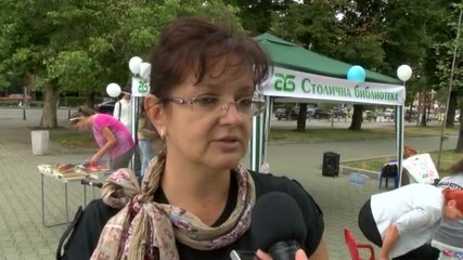 С книга в парка в мрачния августовски ден