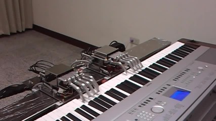 Роботизирани ръце свирят на пиано