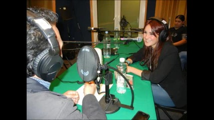 Dulce Maria en la cabina de la Hora Nacional (18_04)