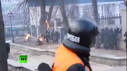 Демонстрантите хвърлят коктейл Молотов по полицията в Киев