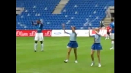 Футболист танцува с мажоретките - смях