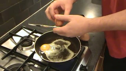 Какво се крие в това огромно яйце?