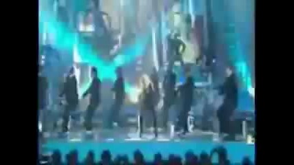Christina Aguilera се мъчи да танцува като Бритни